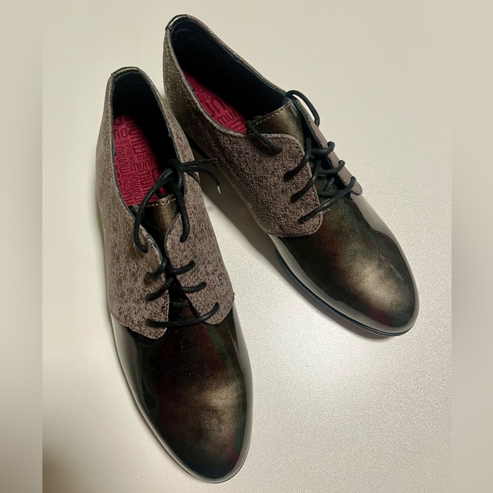 Munro taupe Oxford shoes size 6.5 NWOT